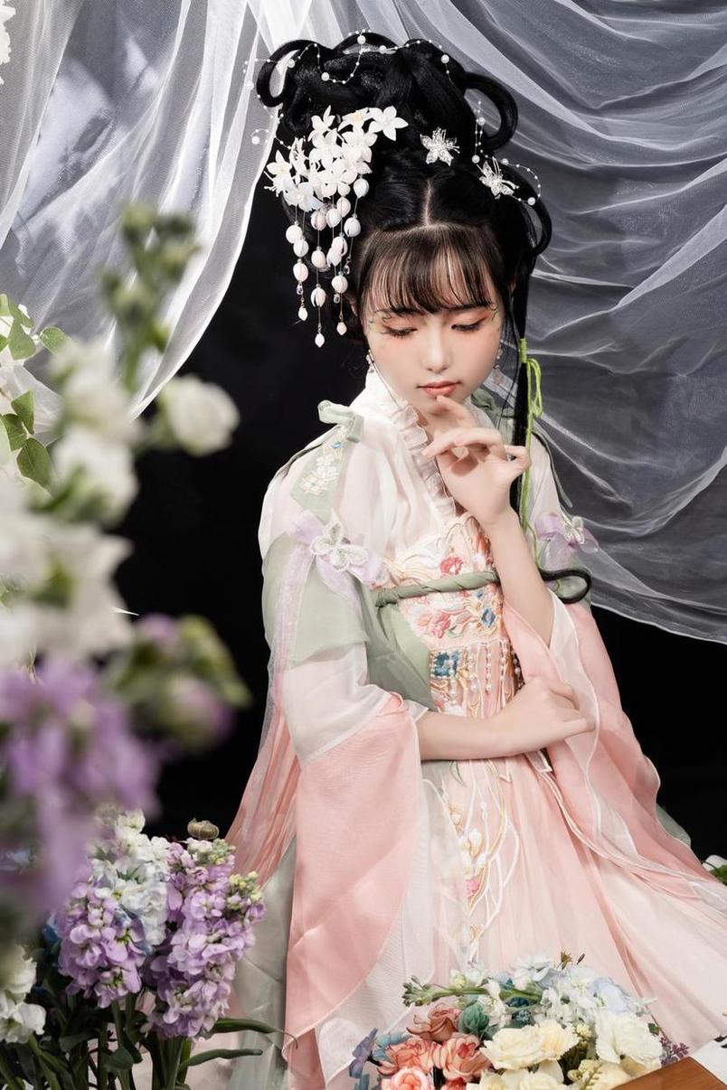 喵小吉妖狐花絮：狐媚作品展现彩色幻境。