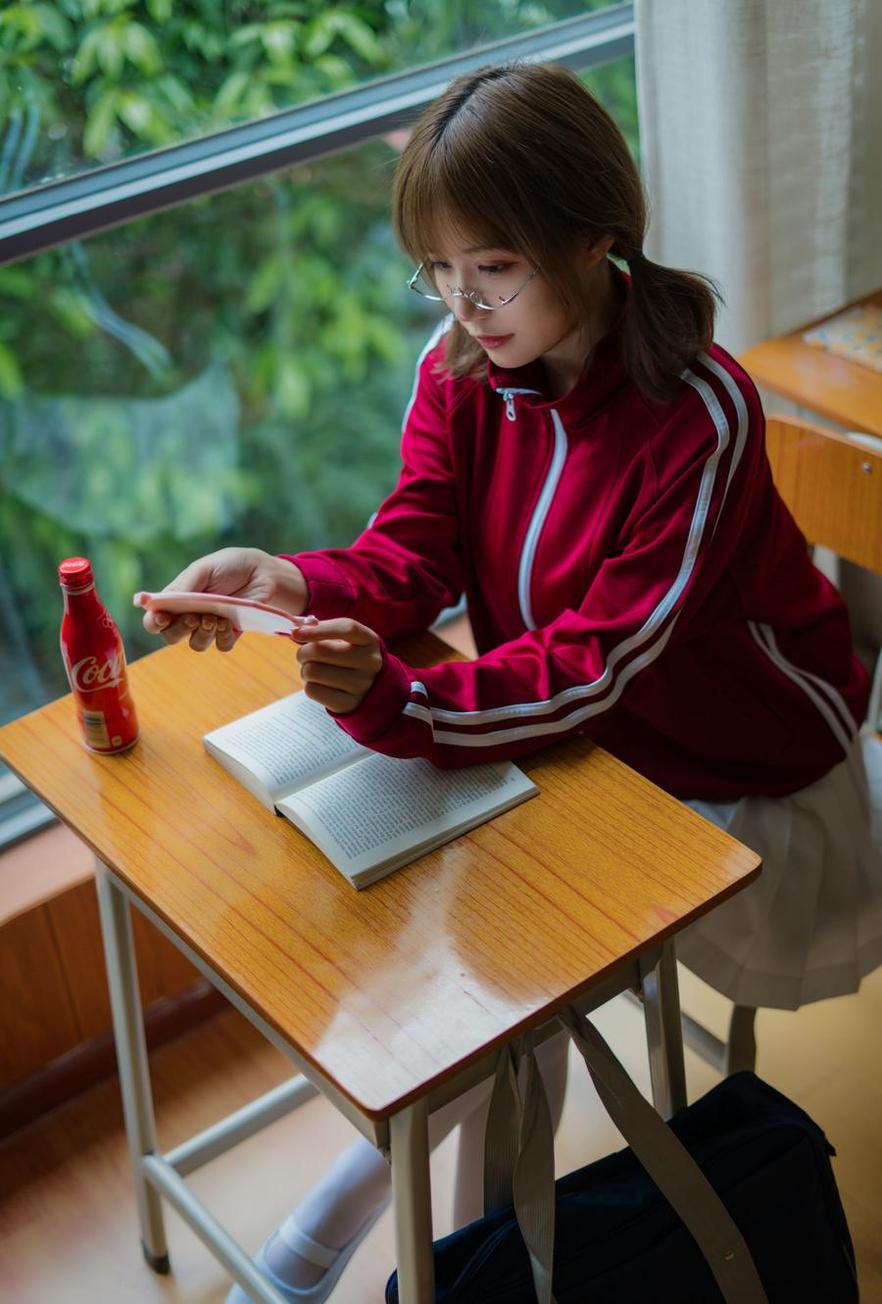 用小仓千代cos付费图包中的美图，展现你的摄影技巧。