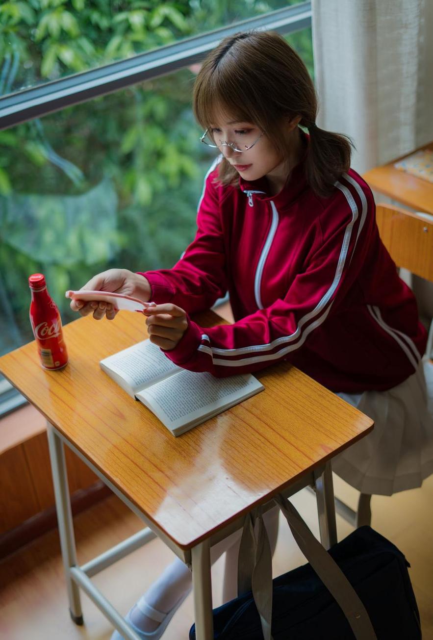 蓝鸟小仓千代w的瞬间美景，勾勒出优美的摄影意境
