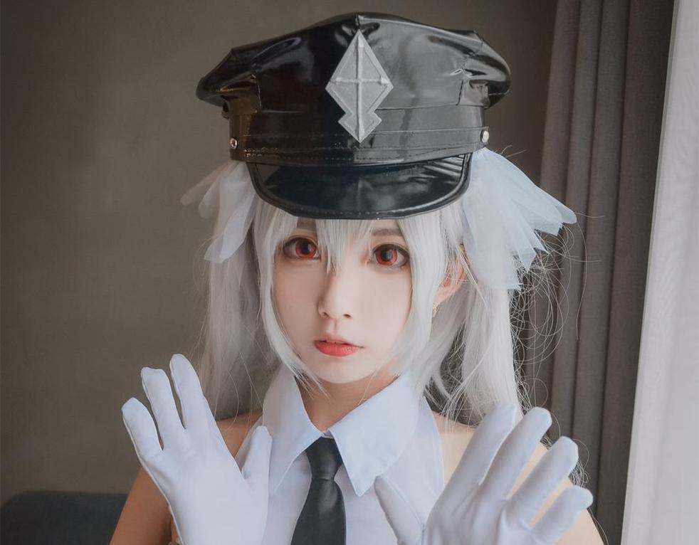 清颜真德秀黑色照片：翱翔黑天的神秘雕像